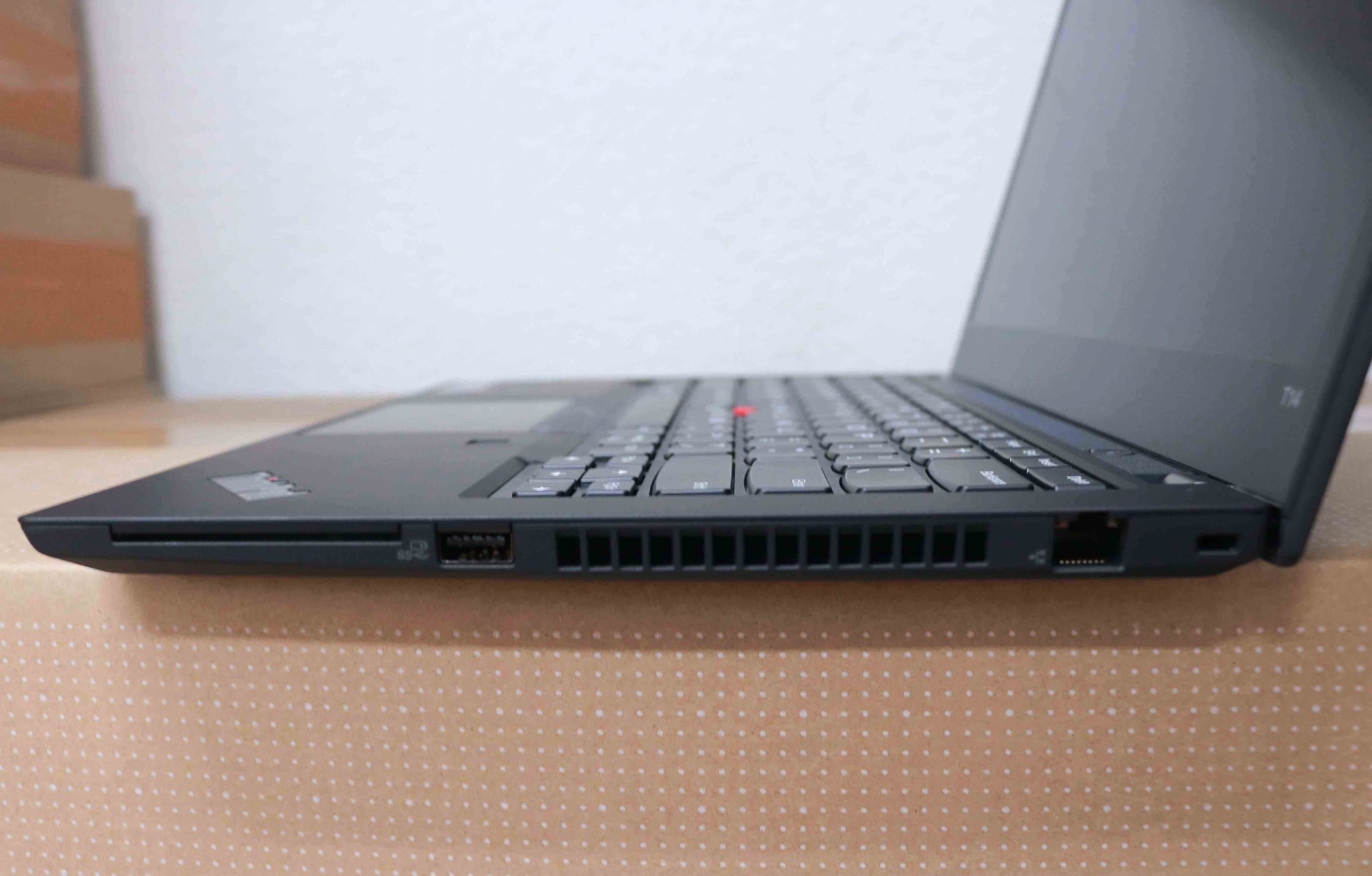 Hình ảnh chi tiết Laptop Lenovo ThinkPad T14 G2 I5-1135G7/ 2x8GB RAM/ 512GB SSD/14INCH FHD TOUCH/ WIN 11 PRO/3YRS/20W0016GVN - Ảnh số 2