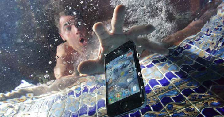 Nhanh chóng đưa điện thoại ra khỏi nước, tránh tình trạng nước chảy ngược vào trong