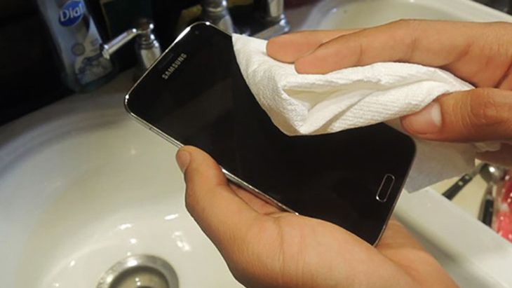 Lau khô bên ngoài điện thoại để loại bỏ nước có thể làm hỏng các thành phần của điện thoại