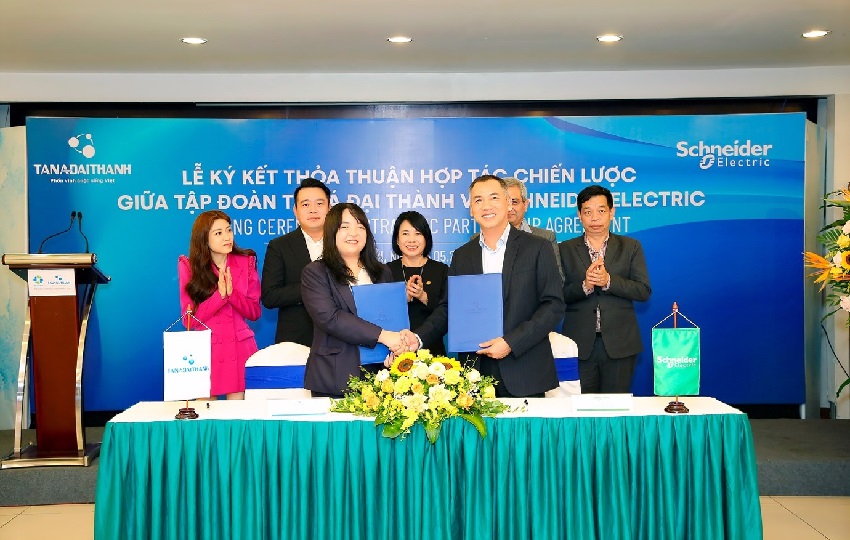 Le-ky-ket-thoa-thuan-hp-tac-chien-luc-gia-Schneider-Electric-Viet-Nam-vi-Tap-doan-Tan-A-Dai-Thanh.jpg