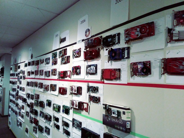 35 năm lịch sử phát triển phần cứng được thể hiện qua bức tường GPU tại văn phòng Microsoft - Ảnh 1.