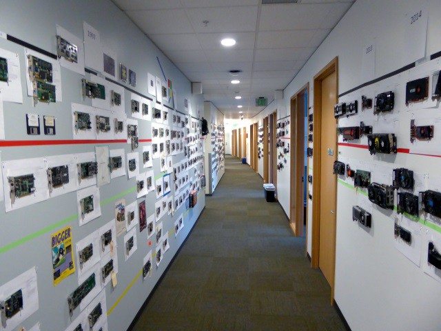 35 năm lịch sử phát triển phần cứng được thể hiện qua bức tường GPU tại văn phòng Microsoft - Ảnh 4.