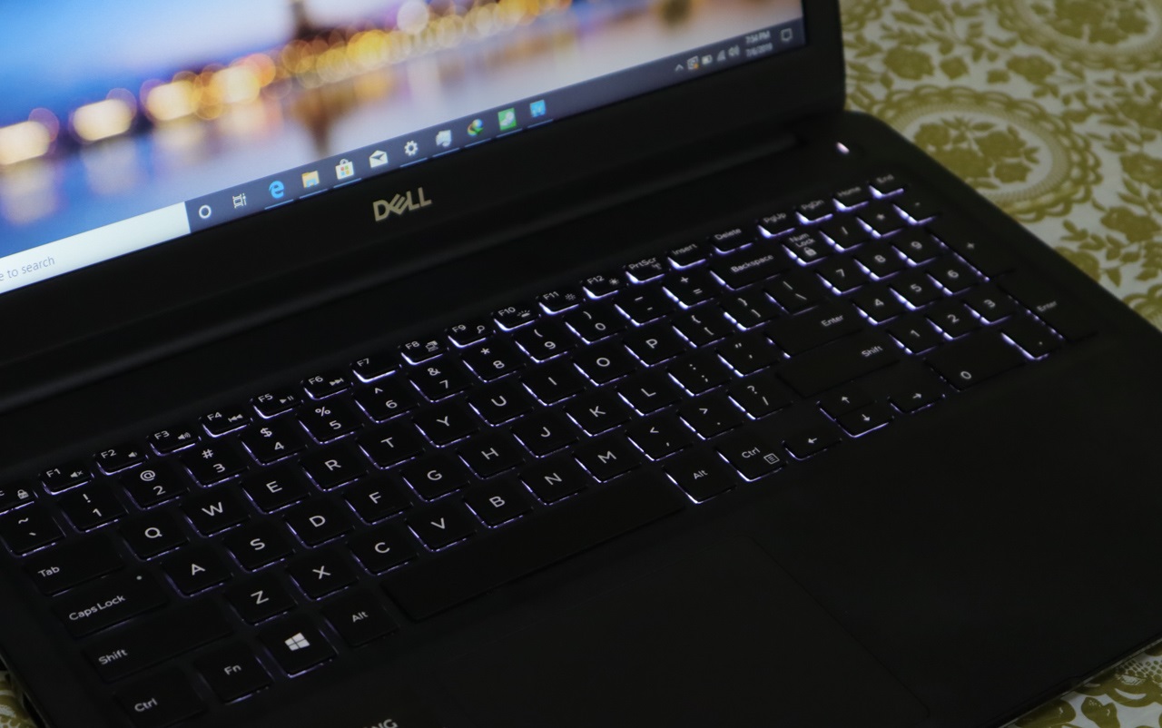 Laptop Dell Latitude 3500 có bàn phím, touchpad rộng rãi, cảm giác gõ, rê chuột ổn