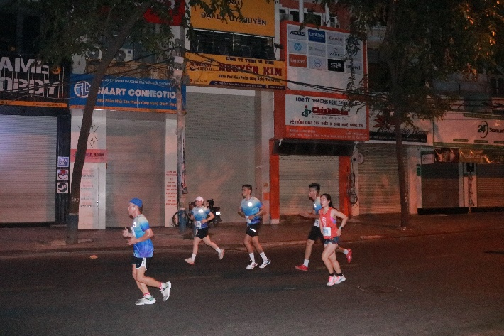 CHẠY ĐÊM GIẢI DISTRICT 1 MIDNIGHT RUN Ở TRUNG TÂM TP.HCM