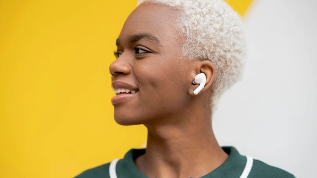 Đeo Airpods bị bẩn không khác gì 'nuôi' cả ổ vi khuẩn trong tai: Đây là cách vệ sinh headphone không dây hiệu quả nhất, người dùng nên thử ngay