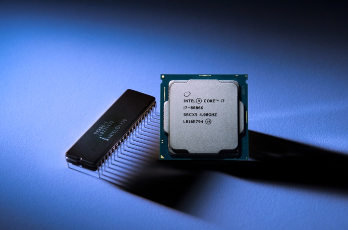 Lộ diện CPU Core i7-8086 dùng chip Intel 6 nhân
