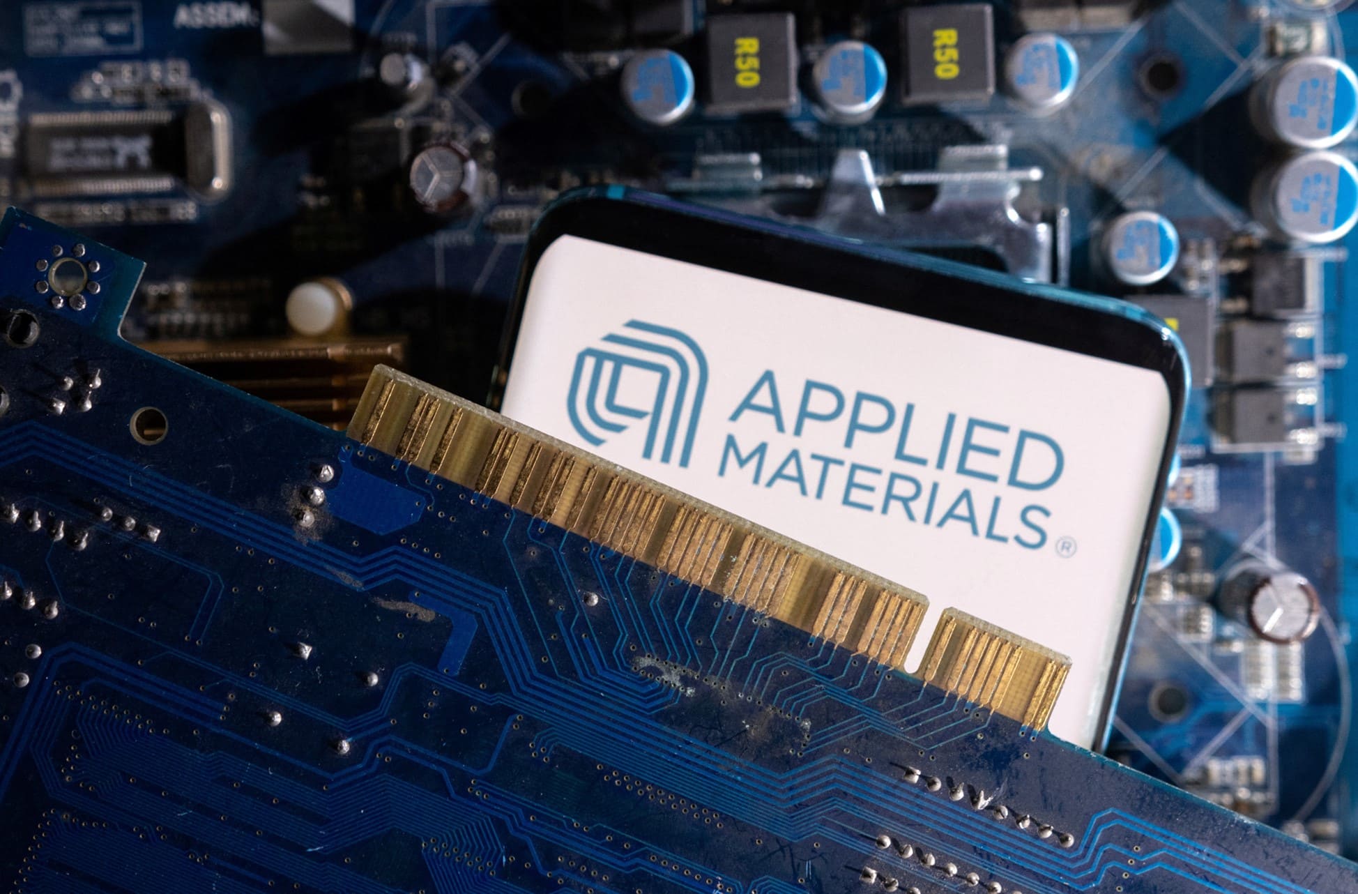 Dự Báo Doanh Thu Applied Materials: Chi Tiêu Yếu Trong Ngành Chip Ngoài AI