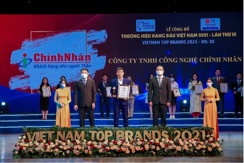 Đại diện công ty TNHH Công Nghệ Chính Nhân nhận danh hiêu top 50